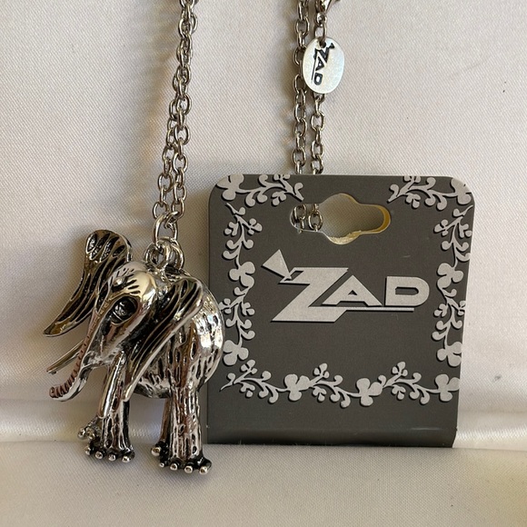 ZAD silver color charming movable Elephant necklace new - Picture 1 of 6